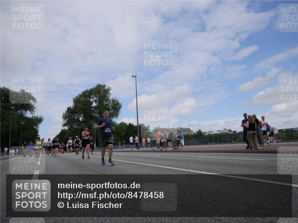 29.06.2025 - hella hamburg halbmarathon Luisa Fischer http://msf.ph/oto/8478458 29.06.2025 11:20:34 Kennedybrücke 1247, 5980, 1247, 2431, 3228, 4130, 5840, 5980, 7678 meine-sportfotos.de