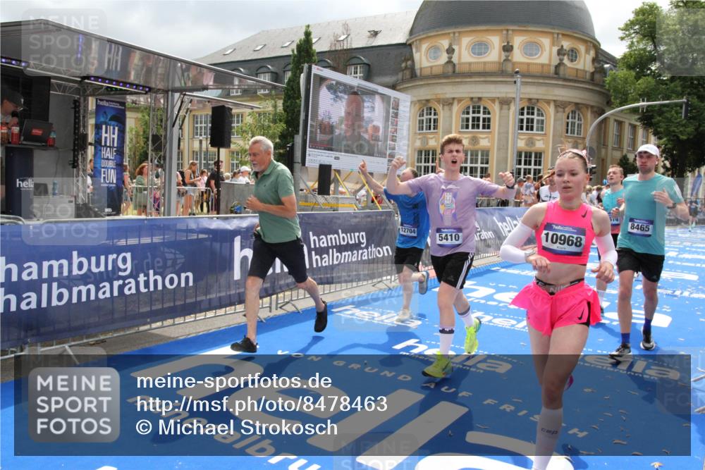 29.06.2025 - hella hamburg halbmarathon Michael Strokosch http://msf.ph/oto/8478463 29.06.2025 10:40:20 Ziel 3547, 5409, 5410, 5803, 8465, 10968, 11731, 12704, 13667, 14699, 18614, 18979 meine-sportfotos.de