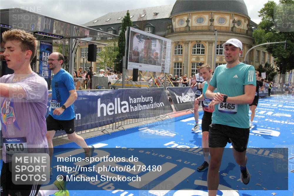29.06.2025 - hella hamburg halbmarathon Michael Strokosch http://msf.ph/oto/8478480 29.06.2025 10:40:20 Ziel 3547, 5409, 5410, 5803, 8465, 10968, 11731, 12704, 13667, 14699, 18614, 18979 meine-sportfotos.de
