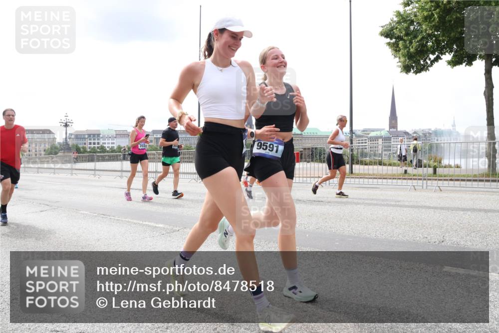 29.06.2025 - hella hamburg halbmarathon Lena Gebhardt http://msf.ph/oto/8478518 29.06.2025 10:33:27 Lombardsbrücke 9591, 203, 1189, 1275, 1324, 1764, 1995, 2038, 2054, 2085, 2342, 2776, 2838, 2959, 3170, 3341, 3391, 3560, 3812, 3871, 4030, 4096, 4164, 4361, 4433, 4445, 4449, 4650, 4696, 5075, 5096, 5110, 5141, 5180, 5557, 5569, 5581, 5917, 6109, 6773, 6854, 6999, 7653, 7705, 7982, 8021, 8157, 8282, 8595, 8891, 9143, 9234, 9258, 9289, 9438, 9591, 9592, 9750, 9780, 9799, 11229, 11260, 11713, 11811, 11826, 12039, 14305, 14743, 15951 meine-sportfotos.de