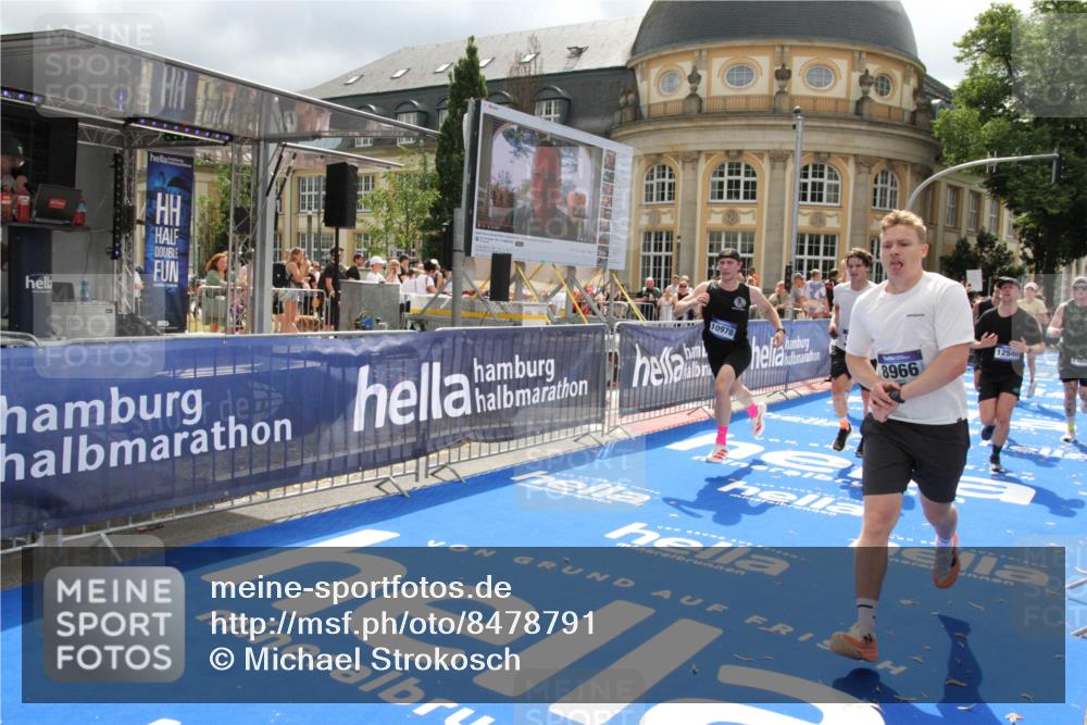 29.06.2025 - hella hamburg halbmarathon Michael Strokosch http://msf.ph/oto/8478791 29.06.2025 10:40:35 Ziel 6649, 7284, 8966, 10978, 11767, 12365, 12540, 15015, 15164, 15247, 17214, 18192 meine-sportfotos.de
