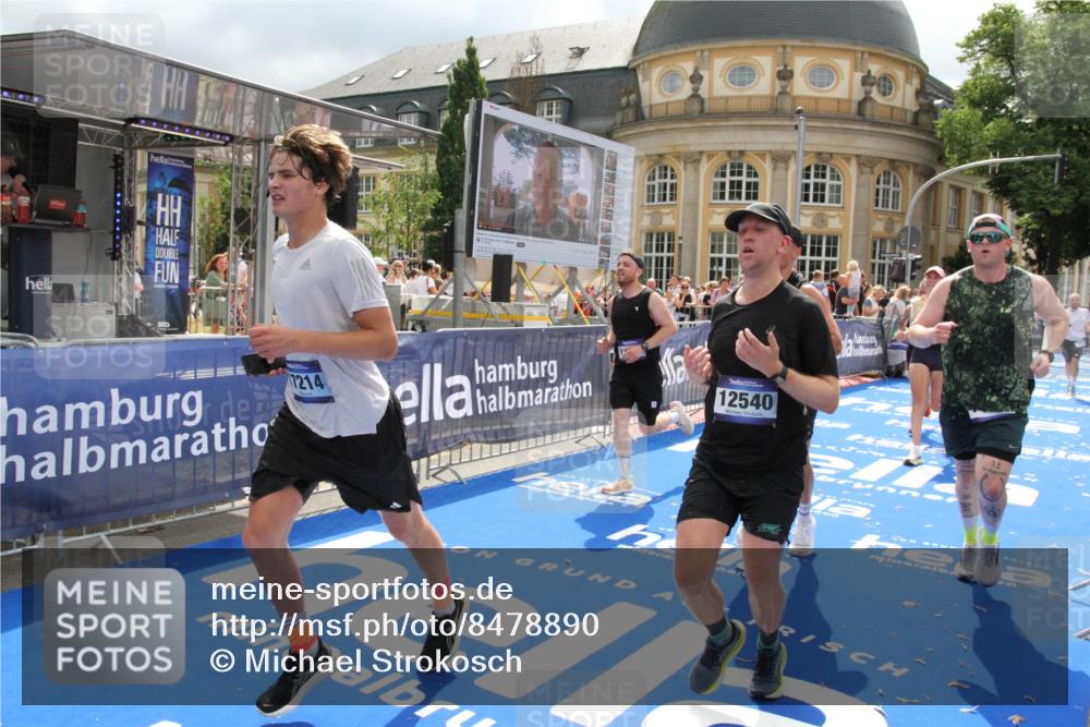 29.06.2025 - hella hamburg halbmarathon Michael Strokosch http://msf.ph/oto/8478890 29.06.2025 10:40:37 Ziel 1912, 7284, 8966, 10978, 11767, 12365, 12540, 15015, 15164, 15542, 17214, 17724, 18192 meine-sportfotos.de