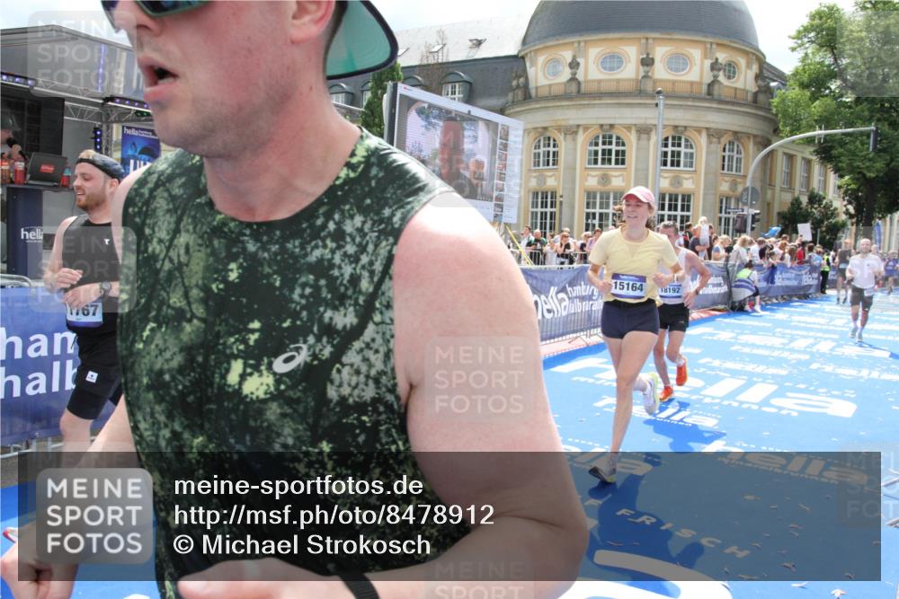 29.06.2025 - hella hamburg halbmarathon Michael Strokosch http://msf.ph/oto/8478912 29.06.2025 10:40:38 Ziel 1912, 4843, 7284, 8966, 10978, 11767, 12365, 12540, 12865, 14820, 15015, 15164, 15542, 17214, 17724, 18192, 18399 meine-sportfotos.de