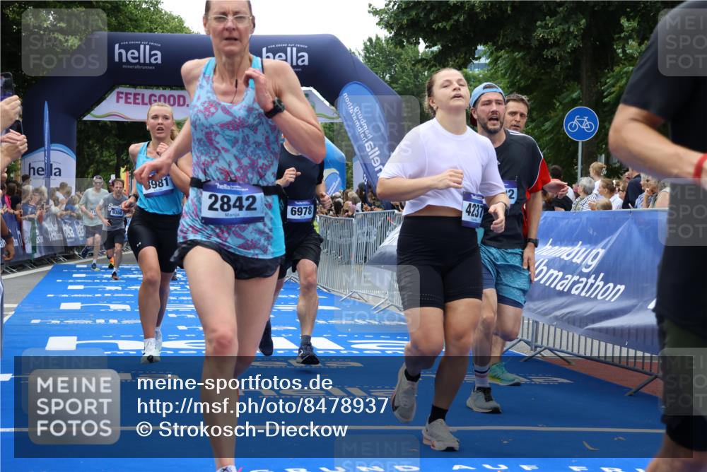 29.06.2025 - hella hamburg halbmarathon Strokosch-Dieckow http://msf.ph/oto/8478937 29.06.2025 10:46:27 Ziel 1600, 2222, 2842, 4237, 4497, 5459, 6421, 6978, 7335, 8142, 8482, 8981, 9232, 9386, 9529, 9786, 11185, 11773, 12171, 12651, 12891, 13525, 13698, 14045, 14228, 14482, 15157, 15206, 16127, 17281, 17461, 18211, 18637, 18882, 19209 meine-sportfotos.de