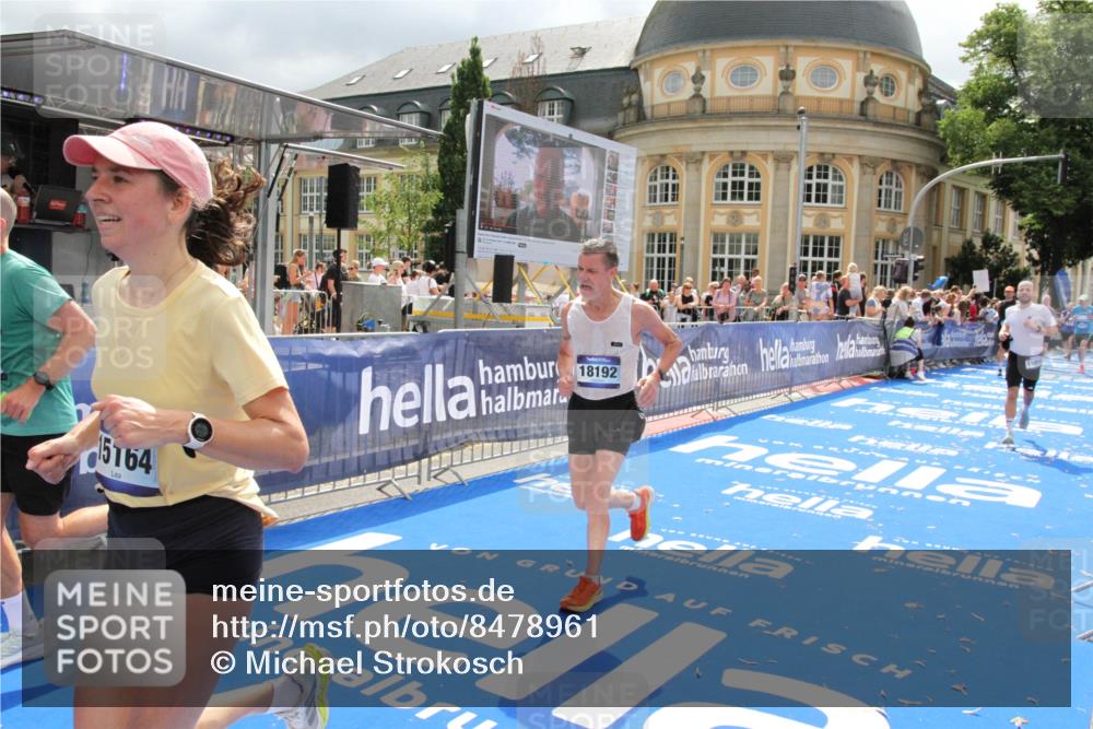 29.06.2025 - hella hamburg halbmarathon Michael Strokosch http://msf.ph/oto/8478961 29.06.2025 10:40:39 Ziel 1912, 2324, 4843, 7284, 11767, 12365, 12540, 12865, 14272, 14820, 15015, 15164, 15493, 15542, 16599, 17214, 17724, 18192, 18399 meine-sportfotos.de