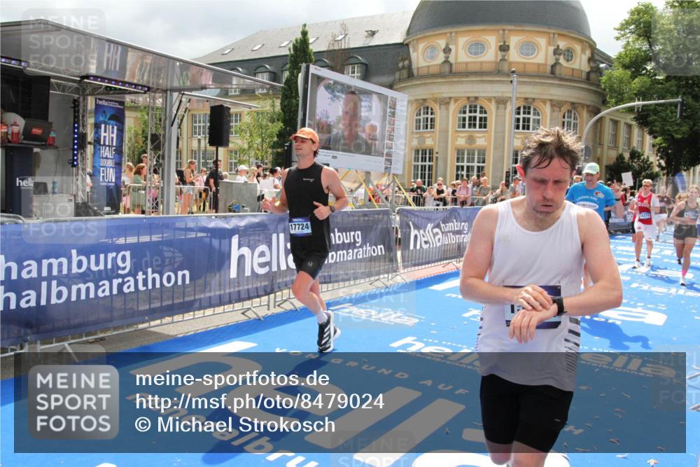 29.06.2025 - hella hamburg halbmarathon Michael Strokosch http://msf.ph/oto/8479024 29.06.2025 10:40:43 Ziel 1912, 2324, 2714, 4843, 4889, 5745, 7622, 9294, 10900, 12865, 14092, 14272, 14820, 15015, 15351, 15493, 15542, 16201, 16599, 17724, 18399 meine-sportfotos.de