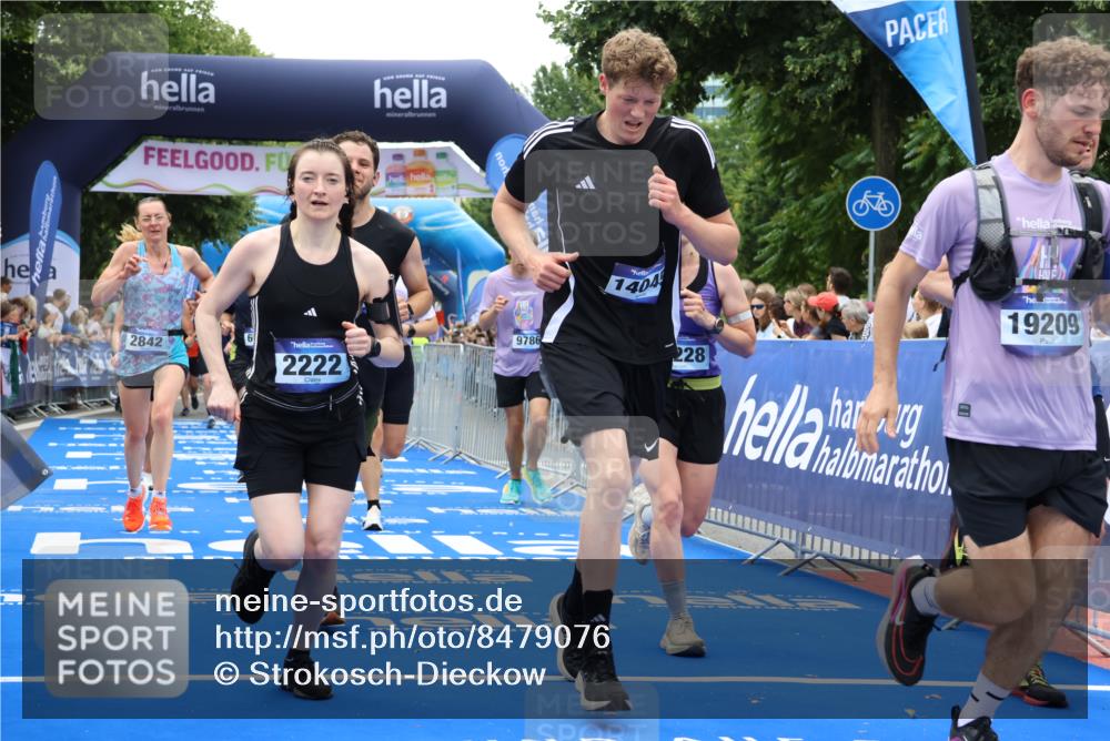 29.06.2025 - hella hamburg halbmarathon Strokosch-Dieckow http://msf.ph/oto/8479076 29.06.2025 10:46:25 Ziel 1600, 2222, 2842, 4237, 4497, 5459, 6421, 6691, 6978, 7335, 8142, 8482, 8981, 9232, 9386, 9529, 9786, 11185, 11773, 12171, 12651, 12891, 13698, 14045, 14200, 14228, 14262, 14482, 15157, 16127, 17281, 17461, 18118, 18211, 18637, 18882, 19209 meine-sportfotos.de