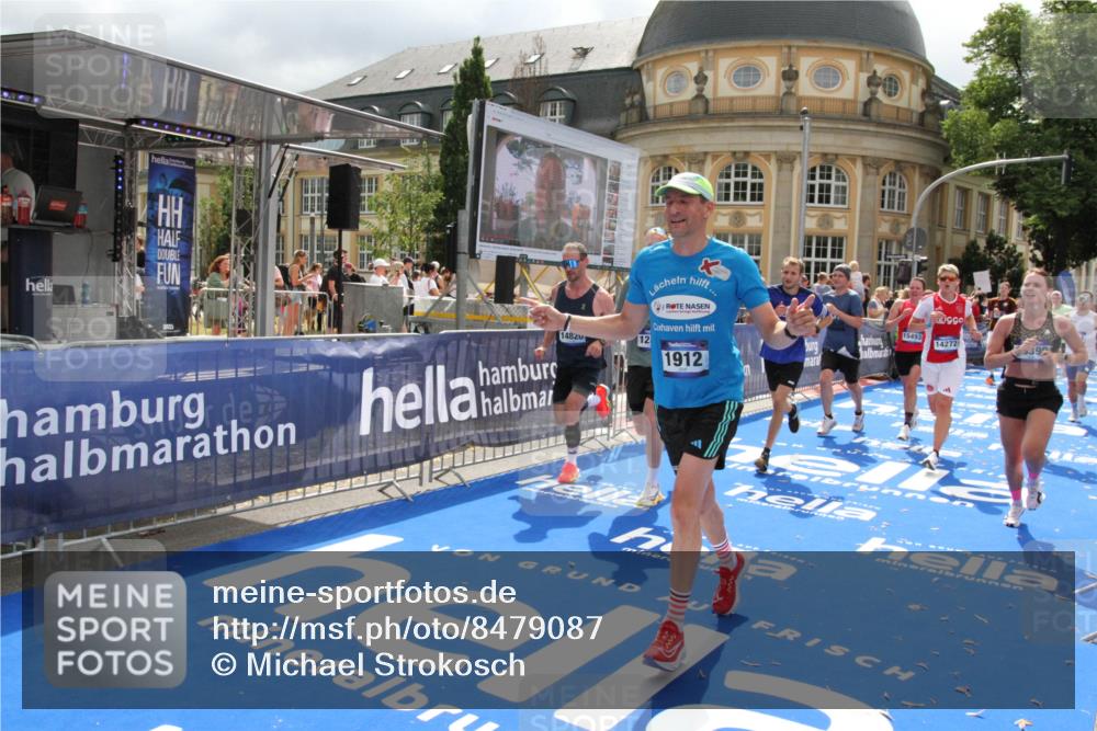 29.06.2025 - hella hamburg halbmarathon Michael Strokosch http://msf.ph/oto/8479087 29.06.2025 10:40:44 Ziel 1882, 1912, 2324, 2714, 2750, 4843, 4889, 5026, 5745, 7622, 8629, 9294, 10900, 12865, 14092, 14272, 14820, 15351, 15493, 15542, 16201, 16249, 16599, 17724, 18399 meine-sportfotos.de
