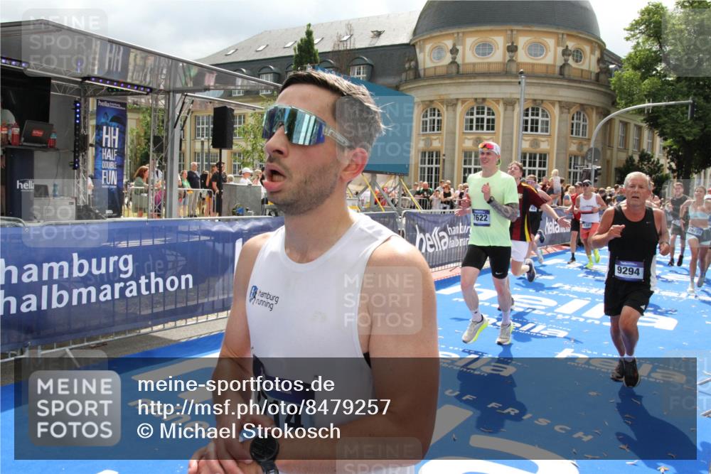 29.06.2025 - hella hamburg halbmarathon Michael Strokosch http://msf.ph/oto/8479257 29.06.2025 10:40:48 Ziel 1882, 2324, 2714, 2750, 4634, 4889, 5014, 5026, 5745, 6429, 7080, 7622, 8074, 8629, 9294, 9979, 10900, 11959, 14092, 14272, 15351, 15493, 16201, 16249, 16599, 17486 meine-sportfotos.de