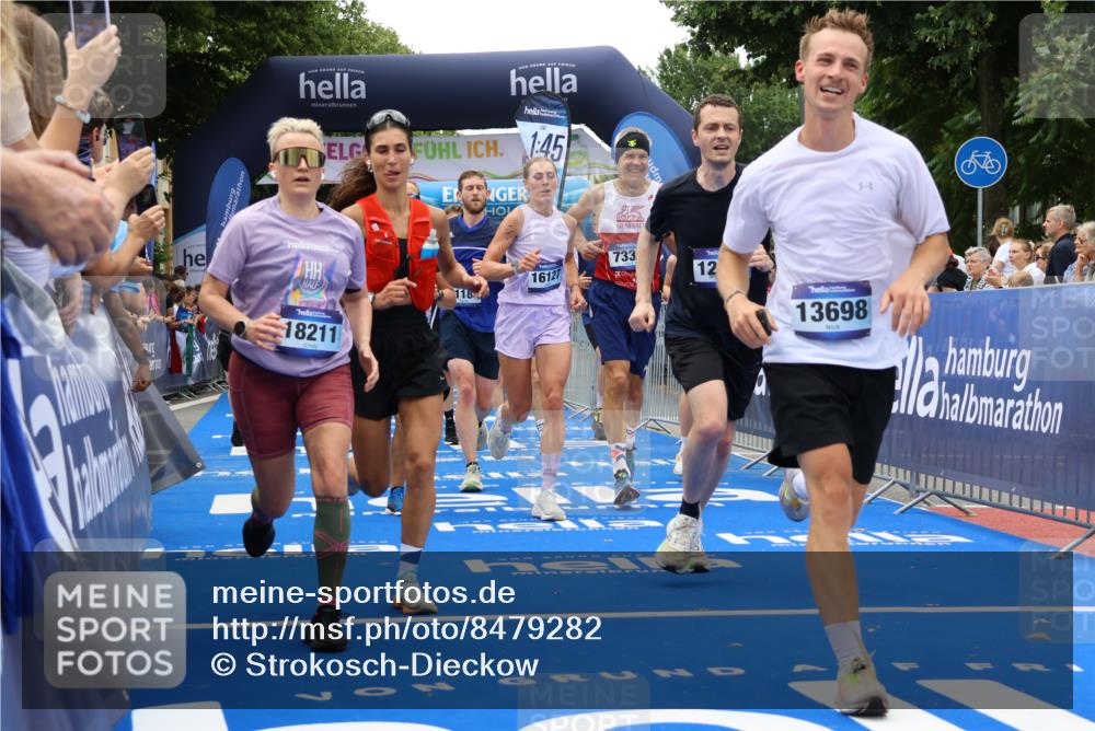 29.06.2025 - hella hamburg halbmarathon Strokosch-Dieckow http://msf.ph/oto/8479282 29.06.2025 10:46:22 Ziel 1600, 2222, 2842, 3056, 4237, 4497, 6421, 6691, 6978, 7335, 8142, 8981, 9386, 9497, 9786, 11185, 11773, 12171, 12651, 12891, 13698, 14045, 14200, 14228, 14262, 14482, 15157, 16127, 18118, 18211, 18637, 19209 meine-sportfotos.de