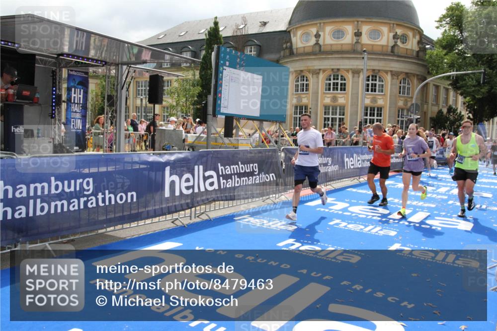 29.06.2025 - hella hamburg halbmarathon Michael Strokosch http://msf.ph/oto/8479463 29.06.2025 10:40:54 Ziel 1631, 1677, 4634, 5014, 6429, 7080, 7109, 7378, 8074, 9547, 9979, 10369, 10934, 11959, 14661, 17486, 18173 meine-sportfotos.de