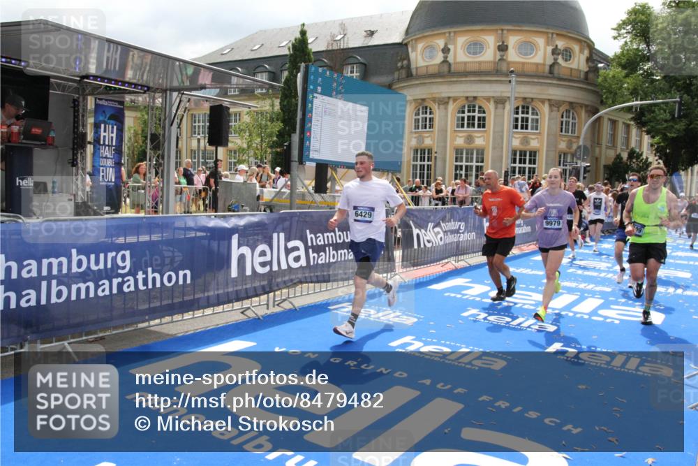 29.06.2025 - hella hamburg halbmarathon Michael Strokosch http://msf.ph/oto/8479482 29.06.2025 10:40:54 Ziel 1631, 1677, 4634, 5014, 6429, 7080, 7109, 7378, 8074, 9547, 9979, 10369, 10934, 11959, 14661, 17486, 18173 meine-sportfotos.de