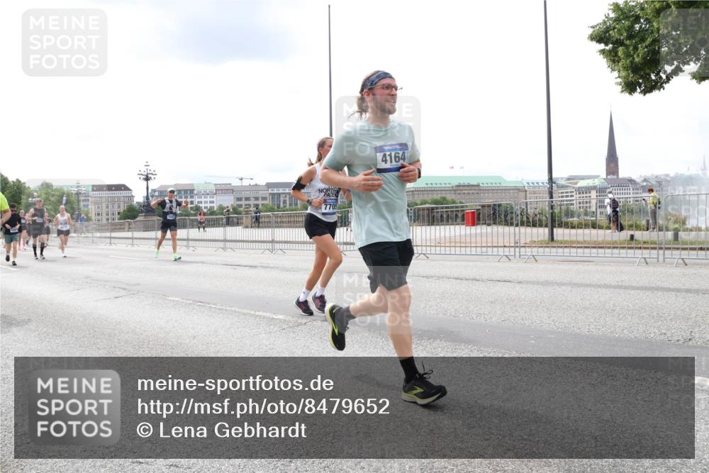29.06.2025 - hella hamburg halbmarathon Lena Gebhardt http://msf.ph/oto/8479652 29.06.2025 10:33:32 Lombardsbrücke 7705, 4164, 1189, 1275, 1324, 1764, 1896, 1995, 2038, 2054, 2085, 2342, 2776, 2838, 3170, 3341, 3560, 3812, 3871, 4030, 4164, 4361, 4433, 4445, 4449, 4650, 4696, 4942, 5075, 5096, 5141, 5180, 5557, 5566, 5569, 5581, 5821, 5822, 5887, 5917, 6109, 6515, 6516, 6773, 6854, 6956, 6999, 7653, 7705, 8021, 8157, 8282, 8595, 8891, 9234, 9258, 9289, 9438, 9591, 9592, 9750, 9780, 9799, 10561, 11229, 11713, 11811, 11826, 12039, 15951 meine-sportfotos.de