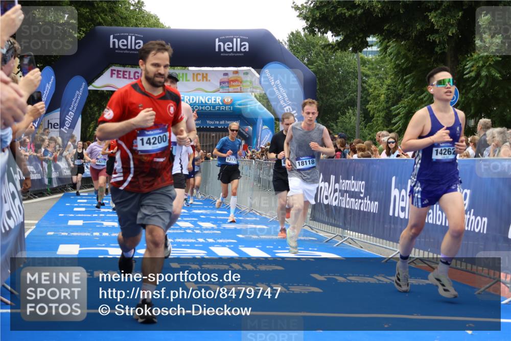 29.06.2025 - hella hamburg halbmarathon Strokosch-Dieckow http://msf.ph/oto/8479747 29.06.2025 10:46:19 Ziel 1569, 1600, 2048, 2222, 2590, 2842, 3056, 4237, 4949, 6388, 6421, 6691, 6978, 7335, 8142, 8981, 9497, 10796, 11185, 11773, 12171, 12651, 12891, 13698, 14045, 14200, 14228, 14262, 14482, 15157, 16127, 17190, 18118, 18211, 18637, 19209 meine-sportfotos.de