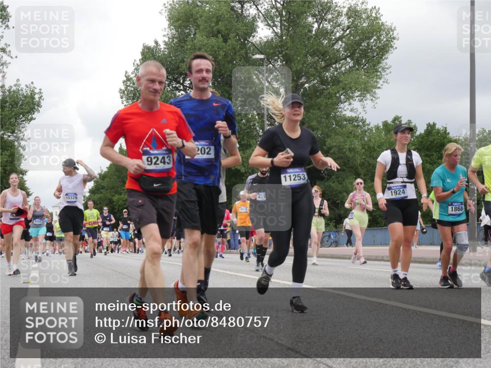29.06.2025 - hella hamburg halbmarathon Luisa Fischer http://msf.ph/oto/8480757 29.06.2025 10:49:48 Kennedybrücke 10329, 9243, 202, 3410, 431, 11253, 1924, 1868, 1033, 1429, 1867, 1868, 1924, 2773, 2813, 3160, 3410, 4202, 4296, 4306, 4317, 4572, 5769, 5770, 8477, 9243, 9445, 10030, 10327, 10329 meine-sportfotos.de