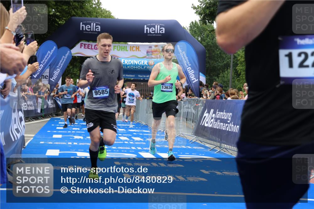 29.06.2025 - hella hamburg halbmarathon Strokosch-Dieckow http://msf.ph/oto/8480829 29.06.2025 10:46:05 Ziel 1759, 2189, 2707, 3087, 5648, 6460, 7450, 7961, 8269, 9585, 11094, 11125, 11936, 12269, 13630, 14462, 14804, 16136, 16466, 16475, 18081, 18702, 18797 meine-sportfotos.de