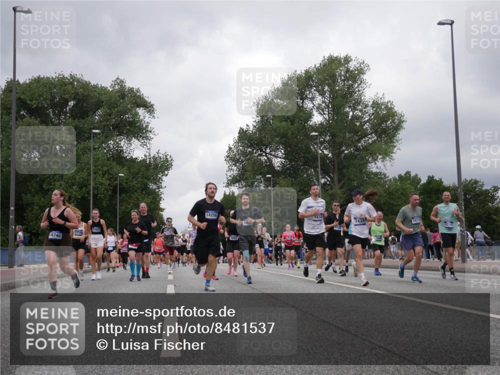 29.06.2025 - hella hamburg halbmarathon Luisa Fischer http://msf.ph/oto/8481537 29.06.2025 10:50:17 Kennedybrücke 17184, 16745, 17031, 18258, 5697, 7430, 7431, 172, 18315, 11160, 1004, 1371, 1375, 1608, 1837, 1961, 1999, 2327, 2537, 3406, 3407, 4483, 5697, 6485, 6740, 7268, 7364, 7368, 7374, 7430, 7431, 8967, 9557, 10514, 10515, 10591 meine-sportfotos.de