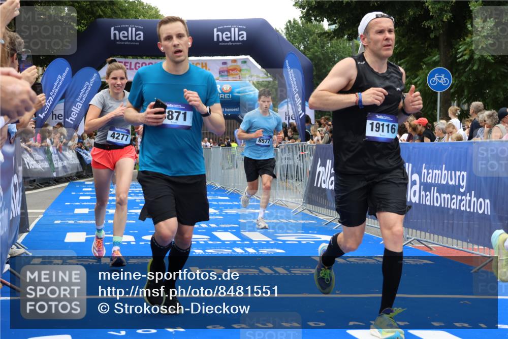 29.06.2025 - hella hamburg halbmarathon Strokosch-Dieckow http://msf.ph/oto/8481551 29.06.2025 10:45:56 Ziel 2189, 3477, 4277, 5648, 6460, 6532, 8269, 8577, 8871, 10792, 11821, 11936, 12084, 12269, 14462, 14804, 14911, 15149, 16624, 17008, 18081, 18185, 19116 meine-sportfotos.de