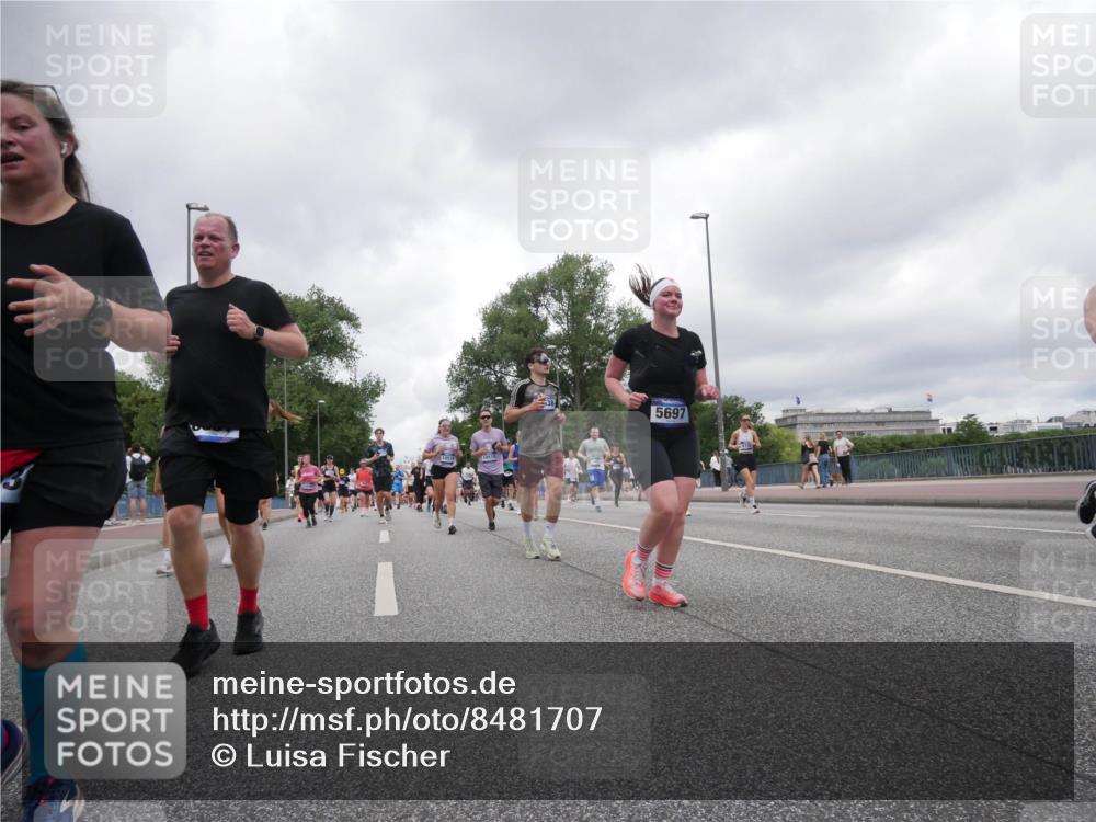 29.06.2025 - hella hamburg halbmarathon Luisa Fischer http://msf.ph/oto/8481707 29.06.2025 10:50:22 Kennedybrücke 5697, 1371, 1608, 1837, 1961, 2162, 2327, 2537, 3339, 3406, 3407, 4325, 5697, 6485, 6740, 6995, 7430, 7431, 7960, 8131, 8541, 8967, 9557, 10514, 10515, 10591 meine-sportfotos.de