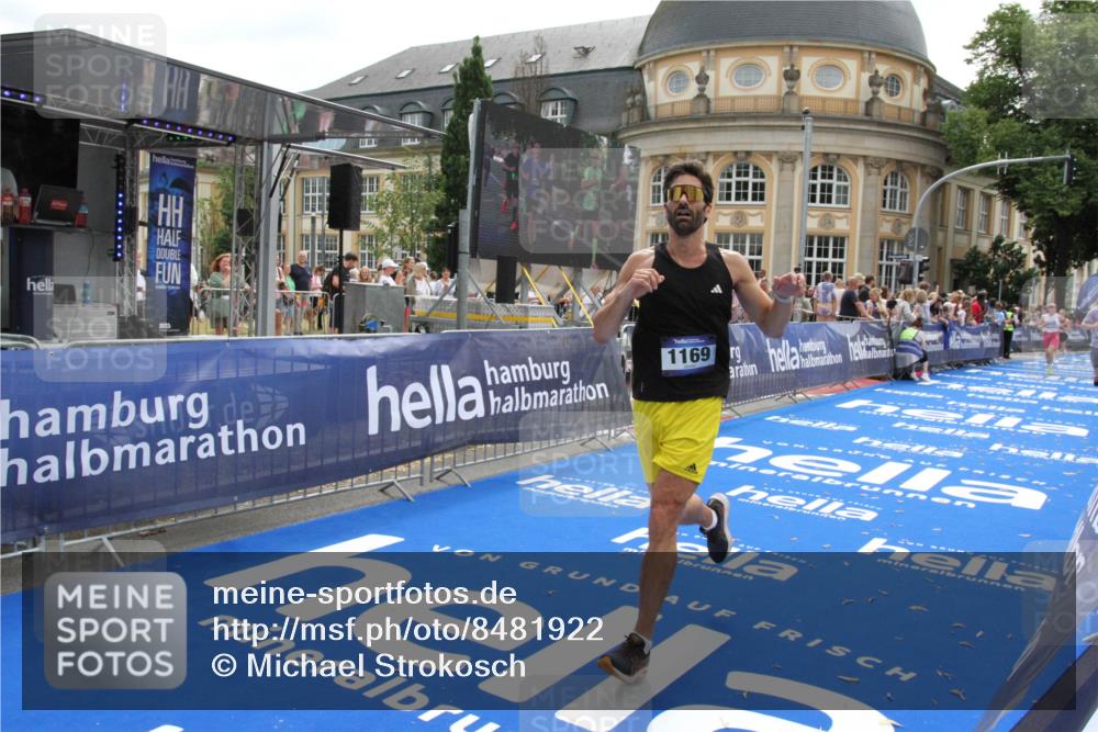 29.06.2025 - hella hamburg halbmarathon Michael Strokosch http://msf.ph/oto/8481922 29.06.2025 10:41:59 Ziel 1169, 5690, 7092, 7363, 8694, 15521, 16507, 17926 meine-sportfotos.de