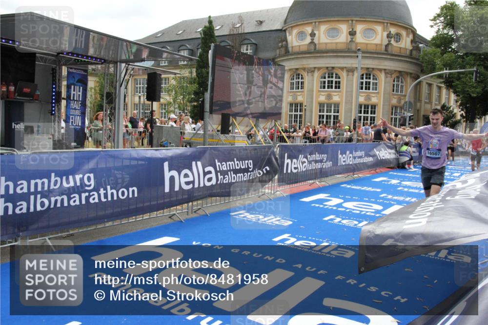29.06.2025 - hella hamburg halbmarathon Michael Strokosch http://msf.ph/oto/8481958 29.06.2025 10:42:01 Ziel 1169, 5690, 6593, 7363, 8694, 12292, 13196, 15846, 16507, 17926, 18920, 19046 meine-sportfotos.de