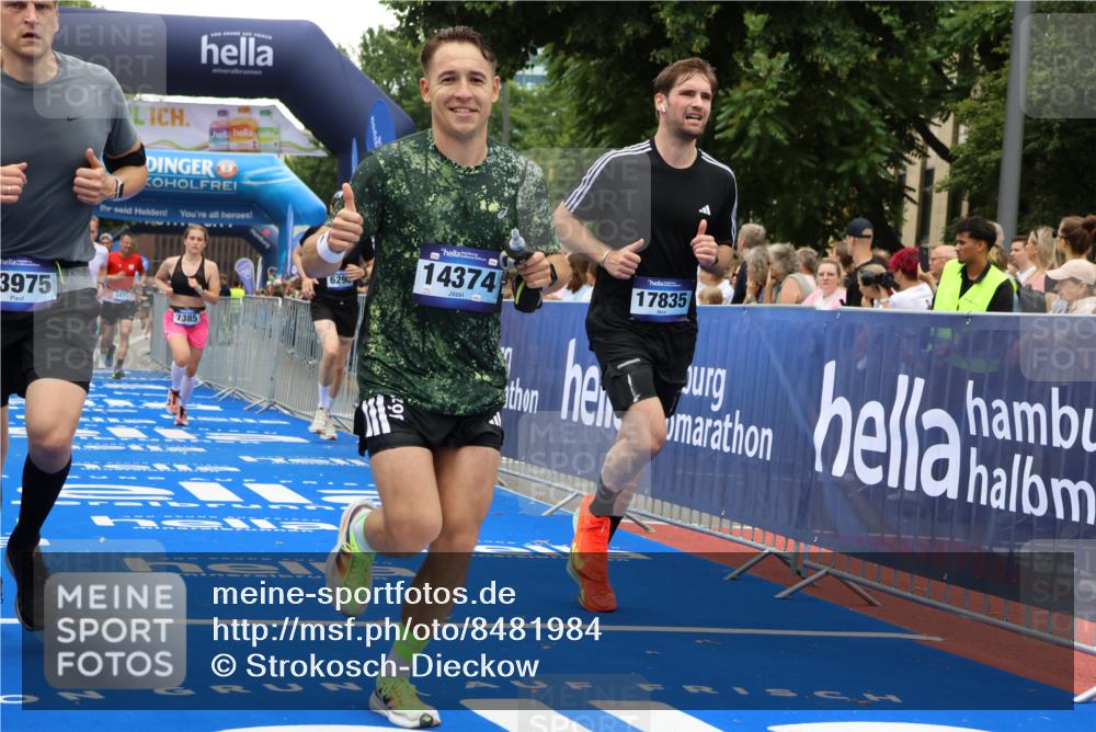 29.06.2025 - hella hamburg halbmarathon Strokosch-Dieckow http://msf.ph/oto/8481984 29.06.2025 10:45:46 Ziel 3477, 4345, 4854, 5047, 6071, 6290, 6711, 7385, 10792, 11821, 13975, 14374, 14911, 16617, 16624, 17332, 17835, 18185 meine-sportfotos.de