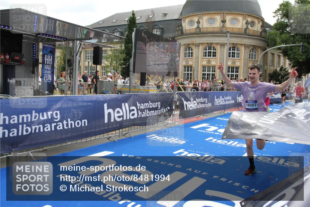 29.06.2025 - hella hamburg halbmarathon Michael Strokosch http://msf.ph/oto/8481994 29.06.2025 10:42:02 Ziel 5690, 6593, 7363, 8694, 11417, 12292, 13196, 15846, 16507, 17864, 17926, 18920, 19046 meine-sportfotos.de