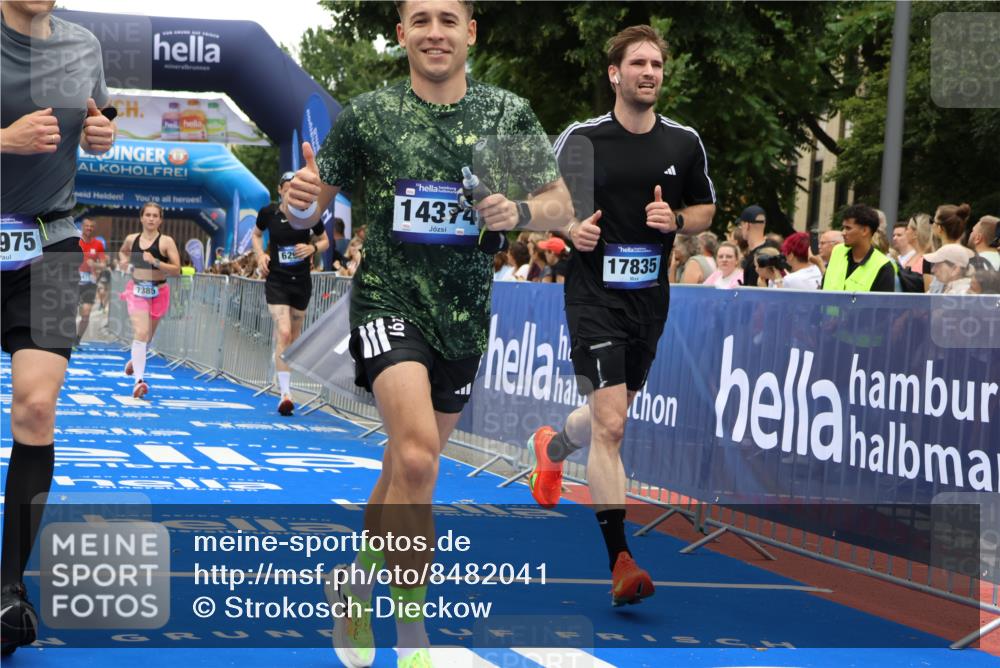29.06.2025 - hella hamburg halbmarathon Strokosch-Dieckow http://msf.ph/oto/8482041 29.06.2025 10:45:46 Ziel 3477, 4345, 4854, 5047, 6071, 6290, 6711, 7385, 10792, 11821, 13975, 14374, 14911, 16617, 16624, 17332, 17835, 18185 meine-sportfotos.de