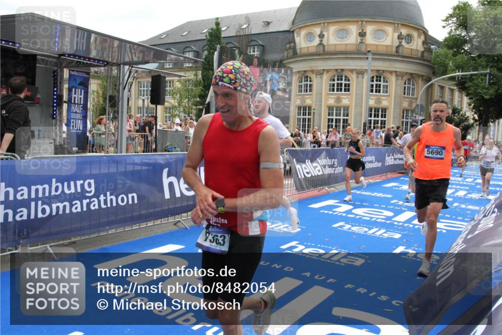 29.06.2025 - hella hamburg halbmarathon Michael Strokosch http://msf.ph/oto/8482054 29.06.2025 10:42:06 Ziel 5690, 6593, 7363, 8694, 10216, 11417, 12098, 12292, 13196, 15846, 16677, 17864, 17926, 18920, 19046 meine-sportfotos.de