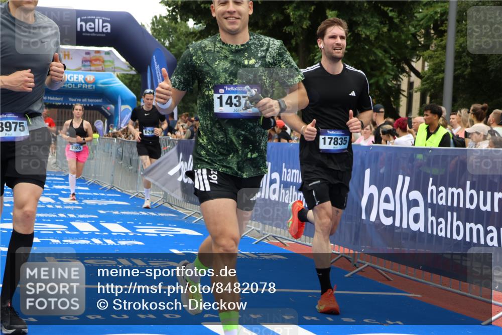 29.06.2025 - hella hamburg halbmarathon Strokosch-Dieckow http://msf.ph/oto/8482078 29.06.2025 10:45:46 Ziel 3477, 4345, 4854, 5047, 6071, 6290, 6711, 7385, 10792, 11821, 13975, 14374, 14911, 16617, 16624, 17332, 17835, 18185 meine-sportfotos.de