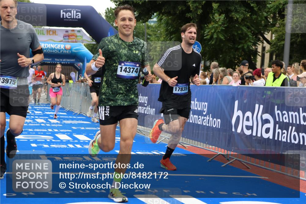 29.06.2025 - hella hamburg halbmarathon Strokosch-Dieckow http://msf.ph/oto/8482172 29.06.2025 10:45:46 Ziel 3477, 4345, 4854, 5047, 6071, 6290, 6711, 7385, 10792, 11821, 13975, 14374, 14911, 16617, 16624, 17332, 17835, 18185 meine-sportfotos.de