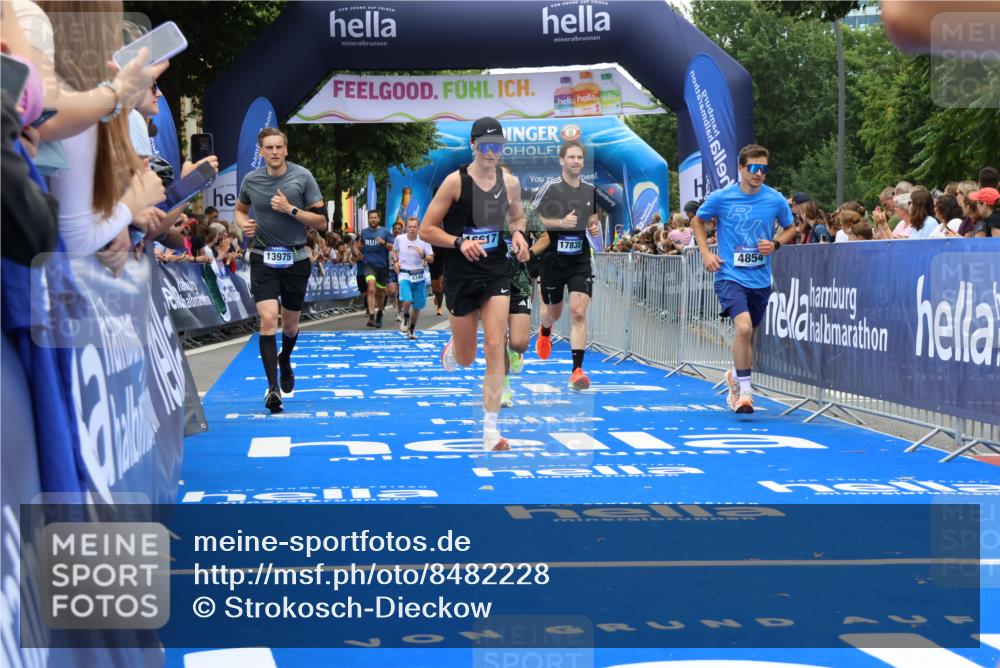 29.06.2025 - hella hamburg halbmarathon Strokosch-Dieckow http://msf.ph/oto/8482228 29.06.2025 10:45:43 Ziel 4345, 4854, 5047, 6071, 6290, 6711, 7385, 11291, 11495, 13975, 14374, 14764, 16617, 16624, 17332, 17674, 17835, 18862 meine-sportfotos.de