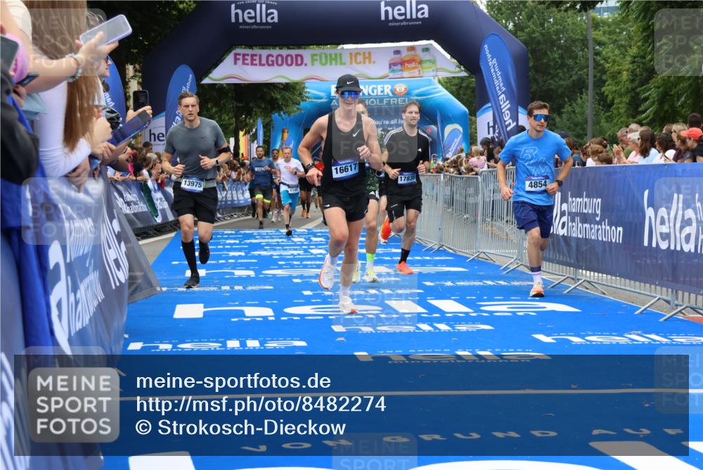 29.06.2025 - hella hamburg halbmarathon Strokosch-Dieckow http://msf.ph/oto/8482274 29.06.2025 10:45:44 Ziel 3477, 4345, 4854, 5047, 6071, 6290, 6711, 7385, 13975, 14374, 14764, 16617, 16624, 17332, 17674, 17835, 18862 meine-sportfotos.de
