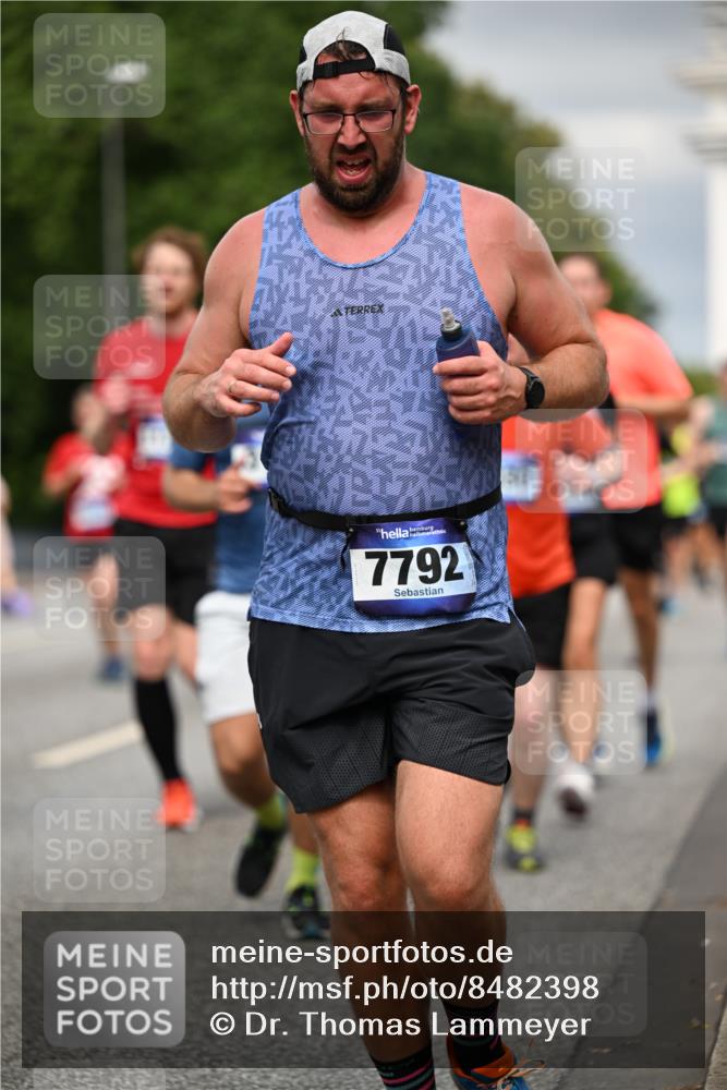 29.06.2025 - hella hamburg halbmarathon Dr. Thomas Lammeyer http://msf.ph/oto/8482398 29.06.2025 10:20:37 Kennedybrücke 1244, 1599, 1602, 1825, 2165, 2347, 2803, 2912, 3023, 3030, 3088, 3134, 3156, 3176, 3484, 3648, 3687, 4478, 4637, 5036, 6024, 6742, 6935, 7158, 7358, 7753, 7792, 7924, 7928, 8263, 8295, 8317, 8597, 8619, 8645, 8707, 8847, 8857, 9091, 9332, 9492, 9628, 9664, 9676, 9810, 9891, 10076, 10139, 10141, 10575, 11236, 11344, 11345, 11410, 11428 meine-sportfotos.de