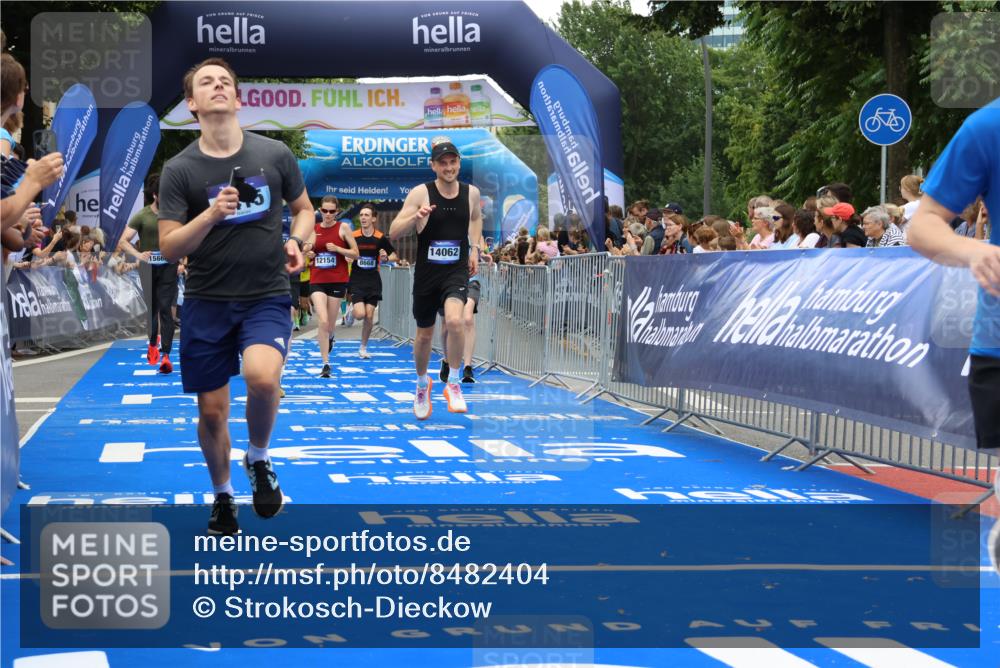 29.06.2025 - hella hamburg halbmarathon Strokosch-Dieckow http://msf.ph/oto/8482404 29.06.2025 10:45:31 Ziel 2138, 2415, 5623, 6831, 8374, 8668, 11291, 11495, 12154, 12277, 12643, 14062, 14764, 15666, 16725, 17674, 18407, 18638, 18862, 18878 meine-sportfotos.de