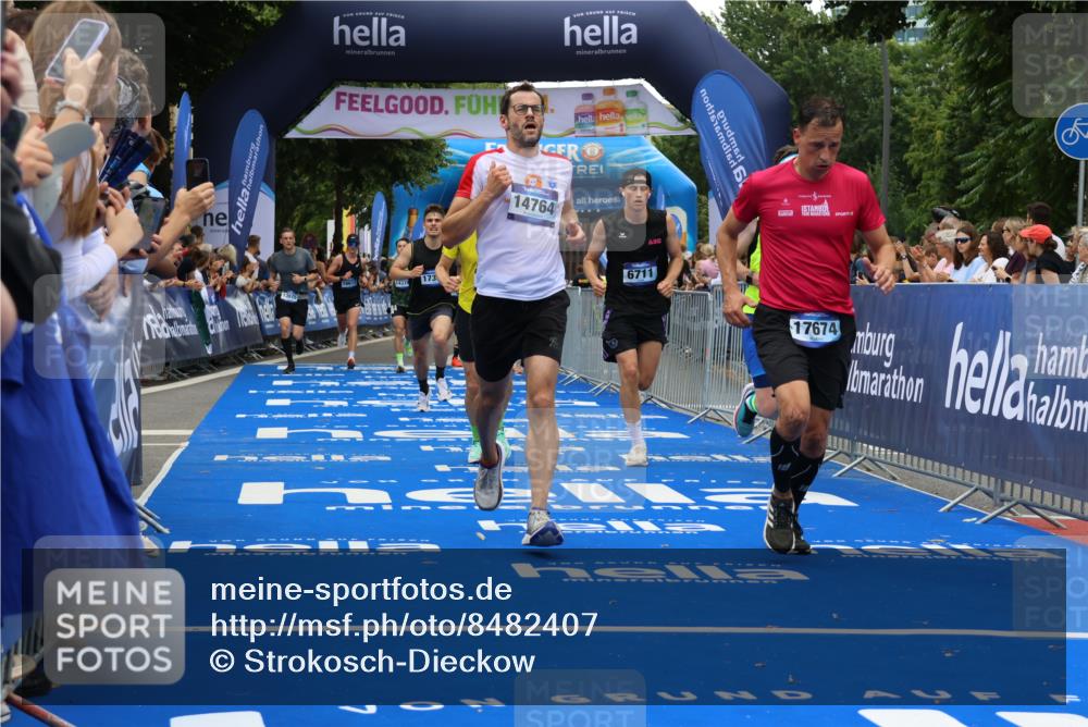 29.06.2025 - hella hamburg halbmarathon Strokosch-Dieckow http://msf.ph/oto/8482407 29.06.2025 10:45:39 Ziel 2138, 4854, 5047, 5623, 6071, 6711, 8374, 8668, 11291, 11495, 12154, 13975, 14374, 14764, 15666, 16617, 17332, 17674, 17835, 18862, 18878 meine-sportfotos.de