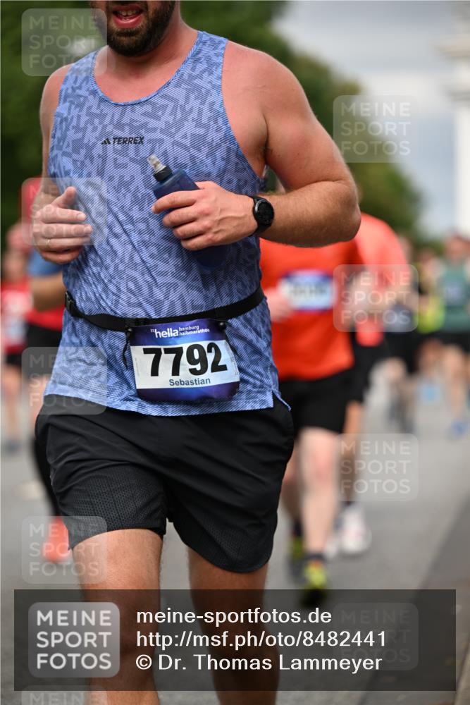 29.06.2025 - hella hamburg halbmarathon Dr. Thomas Lammeyer http://msf.ph/oto/8482441 29.06.2025 10:20:38 Kennedybrücke 1244, 1599, 1602, 1825, 2165, 2347, 2803, 2912, 3023, 3030, 3088, 3134, 3156, 3176, 3484, 3648, 3687, 4478, 4637, 5036, 6024, 6742, 6935, 7158, 7358, 7753, 7792, 7924, 7928, 8263, 8295, 8317, 8597, 8619, 8645, 8707, 8847, 8857, 9091, 9332, 9492, 9628, 9664, 9676, 9810, 9891, 10076, 10575, 11236, 11335, 11344, 11345, 11410, 11428 meine-sportfotos.de