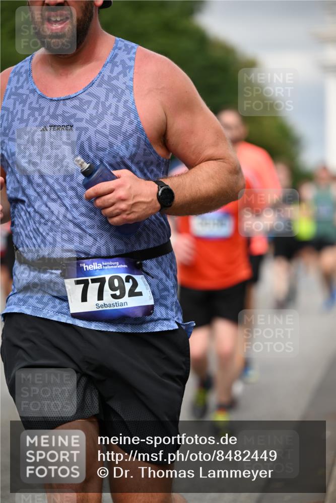 29.06.2025 - hella hamburg halbmarathon Dr. Thomas Lammeyer http://msf.ph/oto/8482449 29.06.2025 10:20:38 Kennedybrücke 1244, 1599, 1602, 1825, 2165, 2347, 2803, 2912, 3023, 3030, 3088, 3134, 3156, 3176, 3484, 3648, 3687, 4478, 4637, 5036, 6024, 6742, 6935, 7158, 7358, 7753, 7792, 7924, 7928, 8263, 8295, 8317, 8597, 8619, 8645, 8707, 8847, 8857, 9091, 9332, 9492, 9628, 9664, 9676, 9810, 9891, 10076, 10575, 11236, 11335, 11344, 11345, 11410, 11428 meine-sportfotos.de