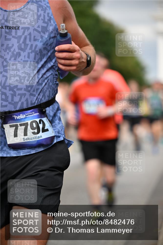 29.06.2025 - hella hamburg halbmarathon Dr. Thomas Lammeyer http://msf.ph/oto/8482476 29.06.2025 10:20:38 Kennedybrücke 1244, 1599, 1602, 1825, 2165, 2347, 2803, 2912, 3023, 3030, 3088, 3134, 3156, 3176, 3484, 3648, 3687, 4478, 4637, 5036, 6024, 6742, 6935, 7158, 7358, 7753, 7792, 7924, 7928, 8263, 8295, 8317, 8597, 8619, 8645, 8707, 8847, 8857, 9091, 9332, 9492, 9628, 9664, 9676, 9810, 9891, 10076, 10575, 11236, 11335, 11344, 11345, 11410, 11428 meine-sportfotos.de
