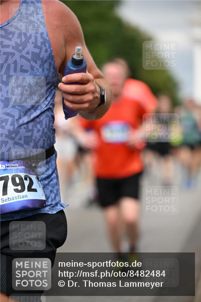 29.06.2025 - hella hamburg halbmarathon Dr. Thomas Lammeyer http://msf.ph/oto/8482484 29.06.2025 10:20:38 Kennedybrücke 1244, 1599, 1602, 1825, 2165, 2347, 2803, 2912, 3023, 3030, 3088, 3134, 3156, 3176, 3484, 3648, 3687, 4478, 4637, 5036, 6024, 6742, 6935, 7158, 7358, 7753, 7792, 7924, 7928, 8263, 8295, 8317, 8597, 8619, 8645, 8707, 8847, 8857, 9091, 9332, 9492, 9628, 9664, 9676, 9810, 9891, 10076, 10575, 11236, 11335, 11344, 11345, 11410, 11428 meine-sportfotos.de