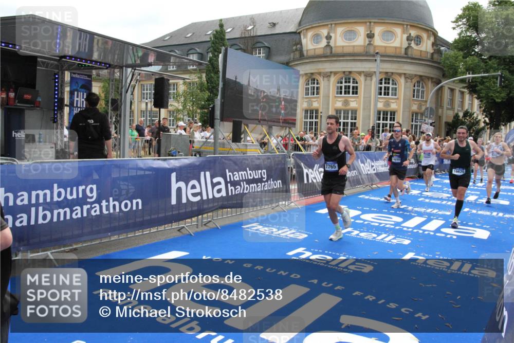 29.06.2025 - hella hamburg halbmarathon Michael Strokosch http://msf.ph/oto/8482538 29.06.2025 10:42:18 Ziel 1903, 2675, 5682, 7765, 7865, 9365, 13709, 13746, 14811, 14899, 15270, 16626, 16660, 17182, 17363, 18772, 18802 meine-sportfotos.de