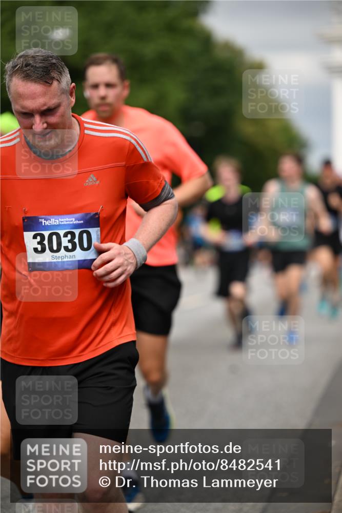 29.06.2025 - hella hamburg halbmarathon Dr. Thomas Lammeyer http://msf.ph/oto/8482541 29.06.2025 10:20:40 Kennedybrücke 1244, 1599, 1602, 1825, 2165, 2347, 2803, 2912, 3023, 3030, 3088, 3134, 3156, 3176, 3484, 3648, 3687, 4478, 4637, 5036, 6024, 6742, 6935, 7158, 7358, 7753, 7792, 7924, 7928, 8263, 8295, 8317, 8597, 8619, 8645, 8707, 8847, 8857, 9091, 9208, 9332, 9492, 9628, 9664, 9676, 9810, 9891, 10076, 10391, 10575, 11236, 11335, 11344, 11345, 11410, 11428 meine-sportfotos.de