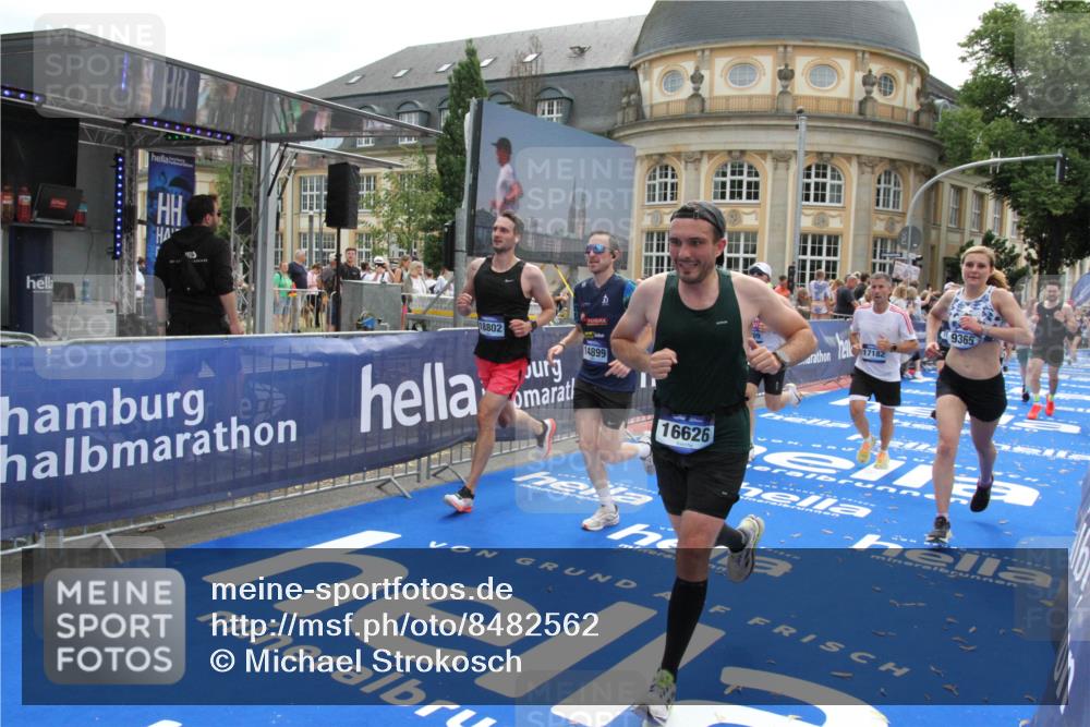 29.06.2025 - hella hamburg halbmarathon Michael Strokosch http://msf.ph/oto/8482562 29.06.2025 10:42:19 Ziel 1312, 1903, 2675, 7765, 7865, 9365, 13709, 13746, 14811, 14899, 15270, 16626, 16660, 17182, 17363, 18772, 18802 meine-sportfotos.de
