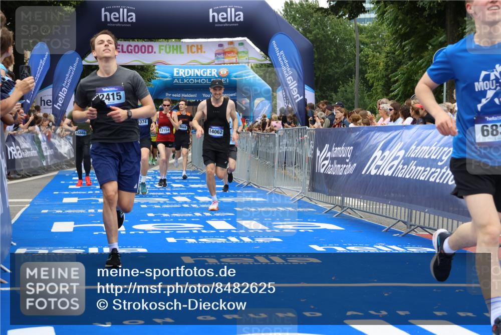 29.06.2025 - hella hamburg halbmarathon Strokosch-Dieckow http://msf.ph/oto/8482625 29.06.2025 10:45:31 Ziel 2138, 2415, 5623, 6831, 8374, 8668, 11291, 11495, 12154, 12277, 12643, 14062, 14764, 15666, 16725, 17674, 18407, 18638, 18862, 18878 meine-sportfotos.de