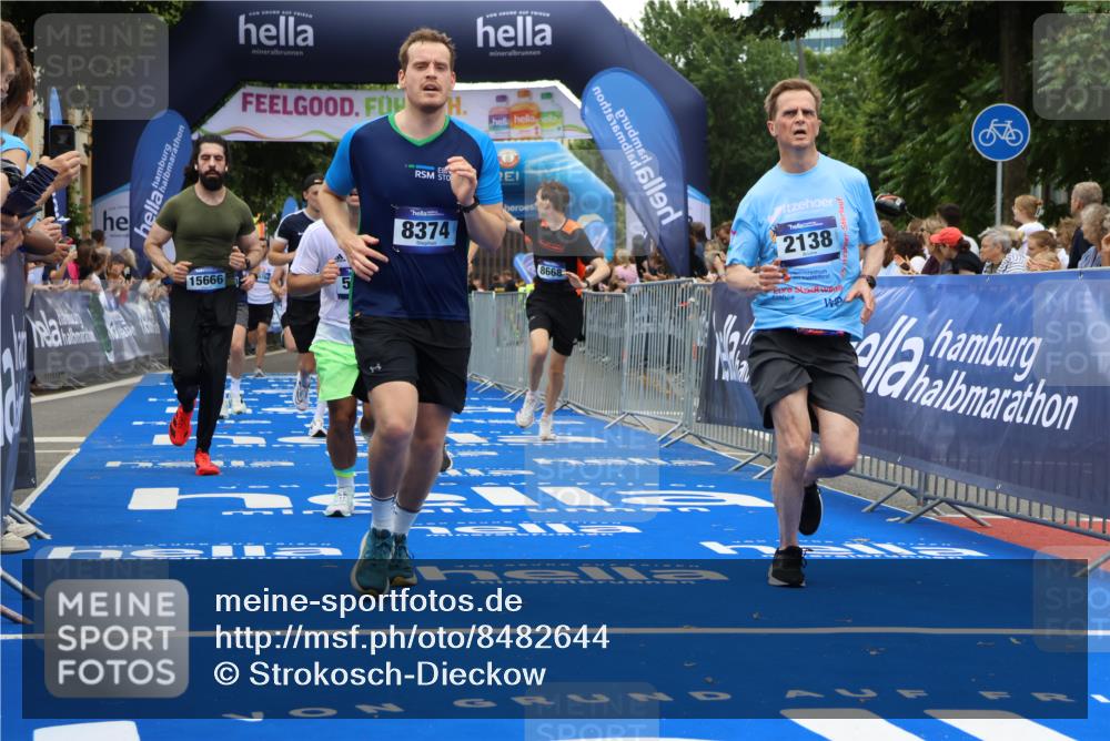 29.06.2025 - hella hamburg halbmarathon Strokosch-Dieckow http://msf.ph/oto/8482644 29.06.2025 10:45:33 Ziel 2138, 2415, 5623, 6071, 6711, 6831, 8374, 8668, 11291, 11495, 12154, 12277, 14062, 14764, 15666, 16725, 17674, 18638, 18862, 18878 meine-sportfotos.de