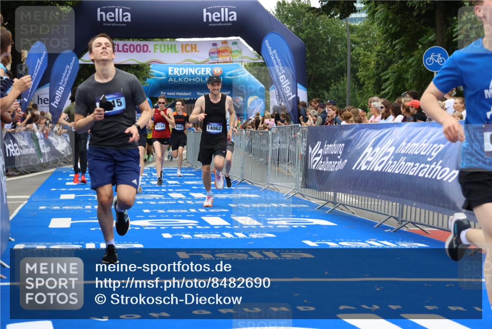 29.06.2025 - hella hamburg halbmarathon Strokosch-Dieckow http://msf.ph/oto/8482690 29.06.2025 10:45:31 Ziel 2138, 2415, 5623, 6831, 8374, 8668, 11291, 11495, 12154, 12277, 12643, 14062, 14764, 15666, 16725, 17674, 18407, 18638, 18862, 18878 meine-sportfotos.de