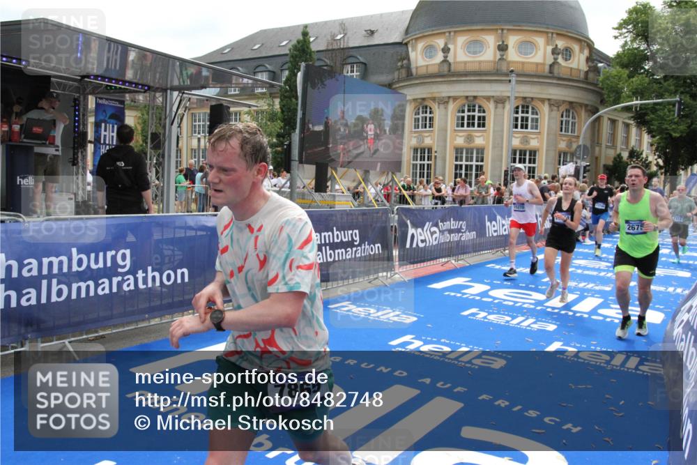 29.06.2025 - hella hamburg halbmarathon Michael Strokosch http://msf.ph/oto/8482748 29.06.2025 10:42:23 Ziel 1312, 1903, 2675, 6639, 6770, 7865, 11907, 13746, 13807, 14226, 14811, 15175, 15270, 15654, 16281, 16660, 17182, 18330 meine-sportfotos.de
