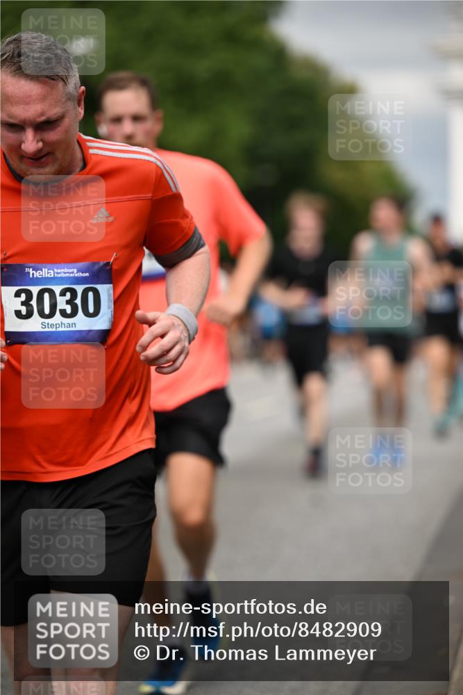 29.06.2025 - hella hamburg halbmarathon Dr. Thomas Lammeyer http://msf.ph/oto/8482909 29.06.2025 10:20:40 Kennedybrücke 1244, 1599, 1602, 1825, 2165, 2347, 2803, 2912, 3023, 3030, 3088, 3134, 3156, 3176, 3484, 3648, 3687, 4478, 4637, 5036, 6024, 6742, 6935, 7158, 7358, 7753, 7792, 7924, 7928, 8263, 8295, 8317, 8597, 8619, 8645, 8707, 8847, 8857, 9091, 9208, 9332, 9492, 9628, 9664, 9676, 9810, 9891, 10076, 10391, 10575, 11236, 11335, 11344, 11345, 11410, 11428 meine-sportfotos.de