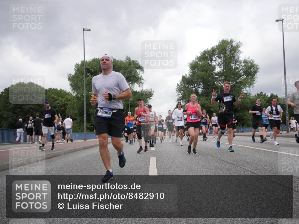 29.06.2025 - hella hamburg halbmarathon Luisa Fischer http://msf.ph/oto/8482910 29.06.2025 10:50:57 Kennedybrücke 19062, 4604, 6496, 206, 1618, 12140, 1185, 3158, 18147, 12, 1073, 1523, 1618, 2211, 2320, 2491, 3679, 4239, 5796, 7240, 8105, 8158, 8270, 9758, 10658 meine-sportfotos.de
