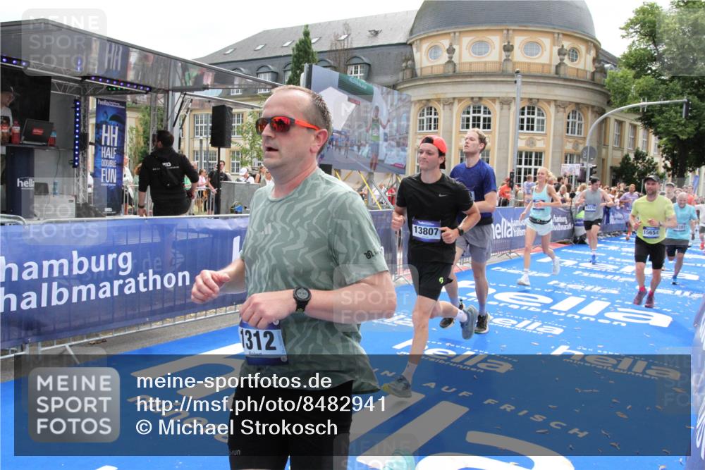 29.06.2025 - hella hamburg halbmarathon Michael Strokosch http://msf.ph/oto/8482941 29.06.2025 10:42:27 Ziel 1256, 1312, 1353, 1800, 2233, 3523, 6639, 6770, 7116, 7448, 7693, 7734, 11907, 13746, 13807, 14226, 15095, 15175, 15270, 15623, 15654, 16281, 17637, 17911, 18330 meine-sportfotos.de